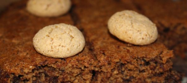 Torta di pane ed amaretti con cioccolato