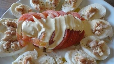 Ricetta insalata di pomodori e mozzarella con salsa al tonno