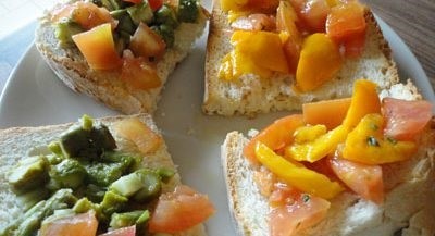 Ricetta Bruschette con asparagi pomodori e peperoni