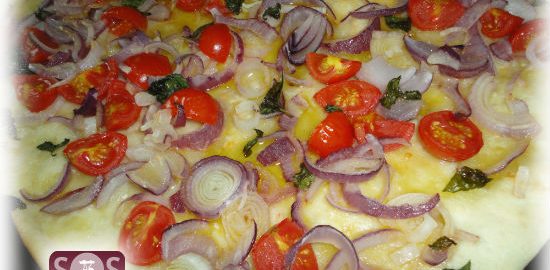 Gnocco con cipolla, pomodorini e basilico