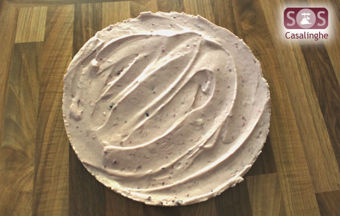 Cheesecake con cioccolato bianco e marmellata ai frutti di bosco