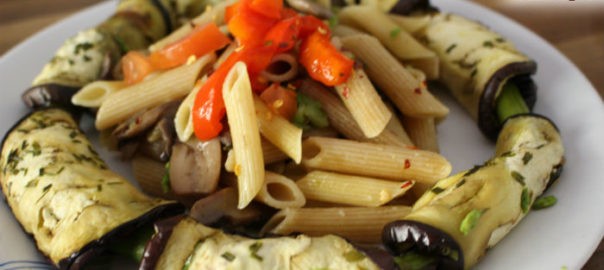 Penne integrali ai funghi e peperoni con involtini di melanzane