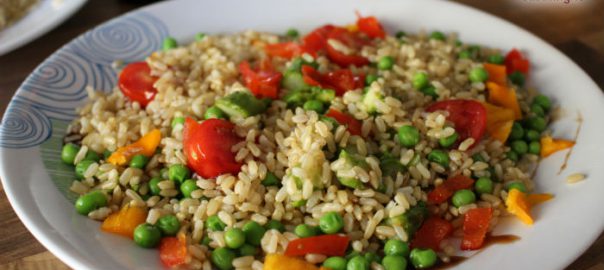 Riso integrale con verdure e piselli