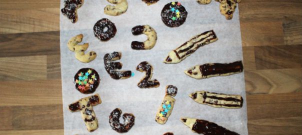 Ricetta Cookies con gocce di cioccolato  a forma di lettere e numeri