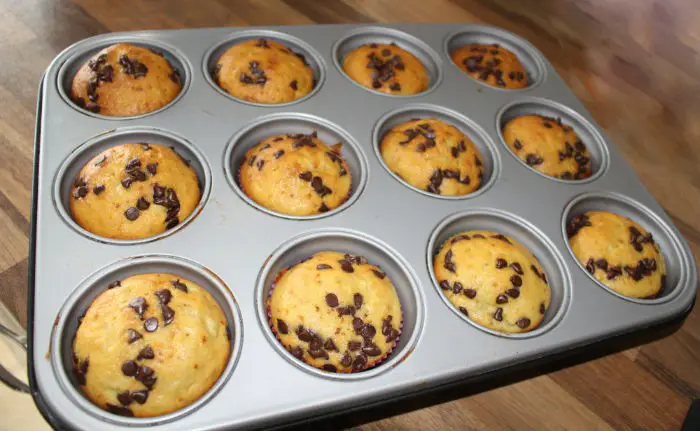 Muffin con banana e arancia con gocce di cioccolato