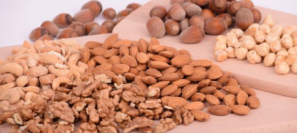 Frutta secca: la prevenzione vien mangiando