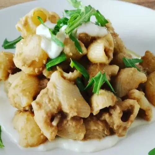 Lumaconi con lenticchie su salsa besciamella e rucola