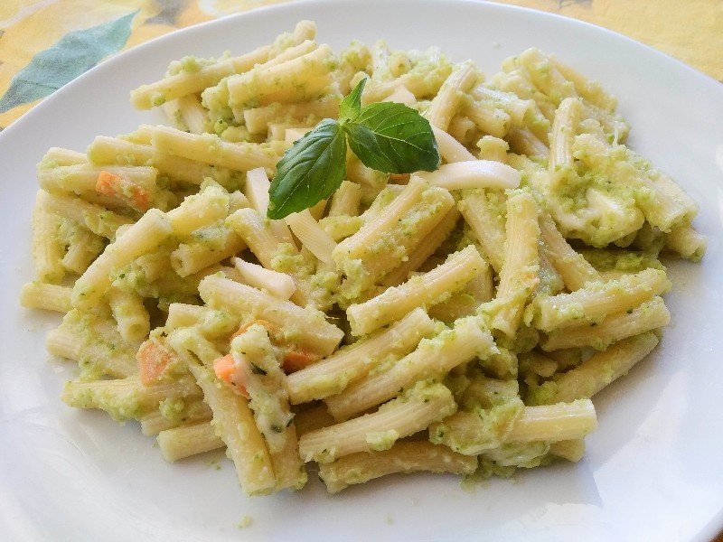 Sedanini con pesto di zucchine