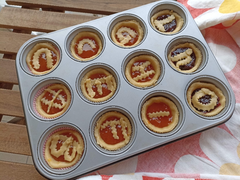 Crostatine di cocco con albicocca e frutti di bosco