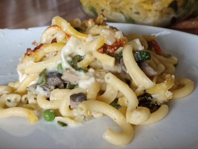 Gramigna pasticciata con funghi, zucchine e piselli