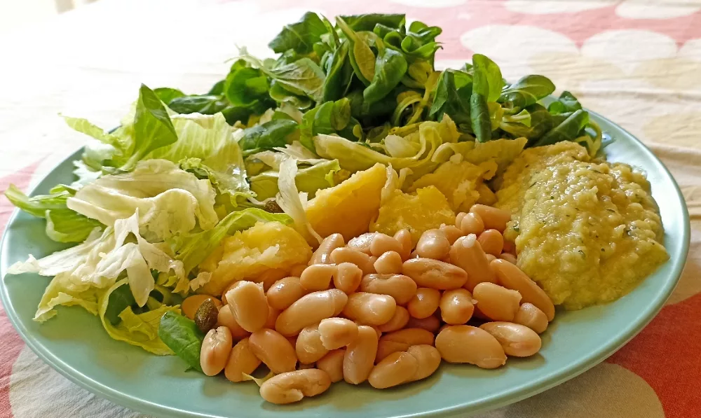Insalata con fagioli cannelli e salsa di zucchine