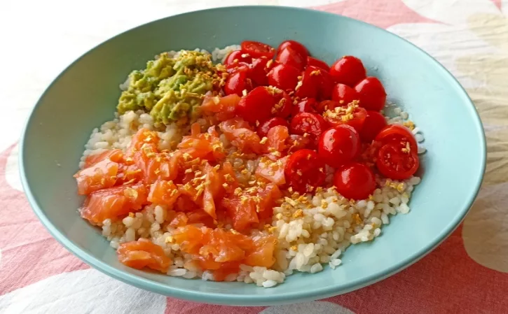 Poke con riso e salmone