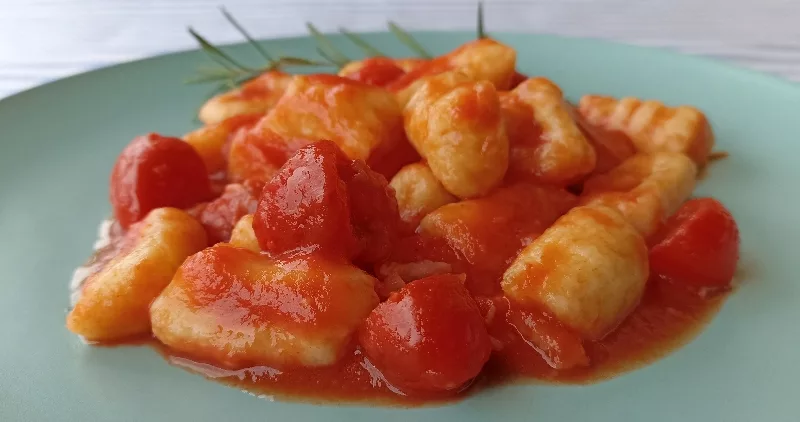 Gnocchi di patate con pomodorini e pancetta