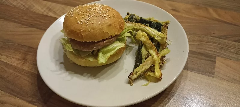 Hamburger di pollo e tacchino con patatine di zucchine