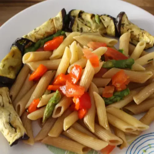 Penne ai peperoni con funghi e involtini di melanzane