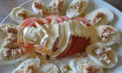 Insalata con pomodori e salsa di tonno