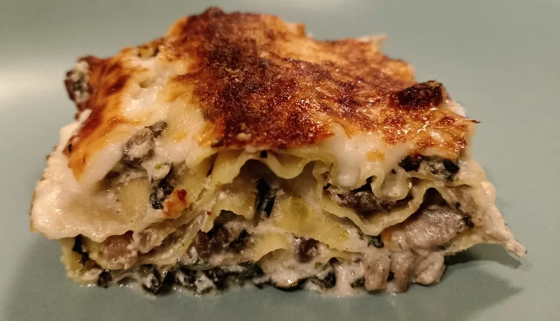 Lasagne di cavolo nero con funghi champignon