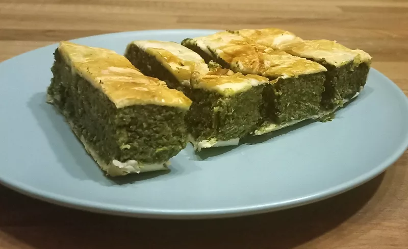 Torta salata con spinaci e bietole in friggitrice ad aria